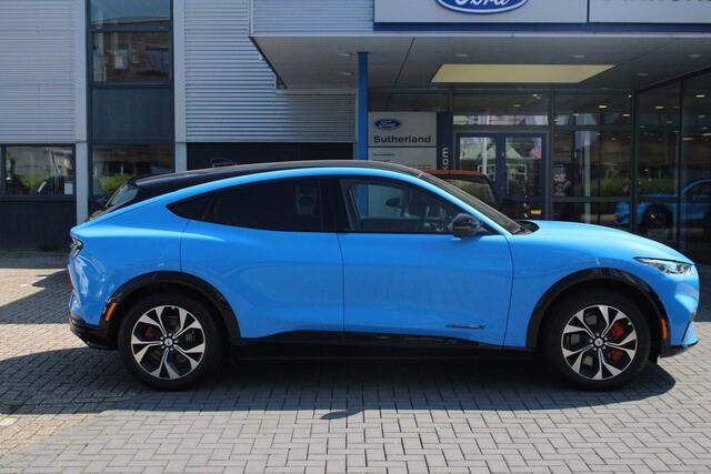 Ford MUSTANG Mach-E 98kWh Extended AWD Premium 351pk Ford Voorraad | Panorama dak | Grabber Blue