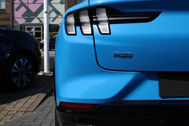 Ford MUSTANG Mach-E 98kWh Extended AWD Premium 351pk Ford Voorraad | Panorama dak | Grabber Blue