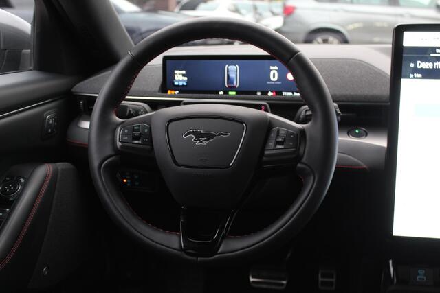 Ford MUSTANG Mach-E Extended First Edition AWD 98 kWh / Glascoating / Panoramadak / Camera / Leder / 19'' / B&O / Keyless / DAB / Dodehoek / ACC / Navigatie / Sfeerverlichting / Stoelverwarming