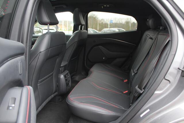 Ford MUSTANG Mach-E Extended First Edition AWD 98 kWh / Panoramadak / Camera / Leder / 19'' / B&O / Keyless / DAB / Dodehoek / ACC / Navigatie / Sfeerverlichting / Stoelverwarming