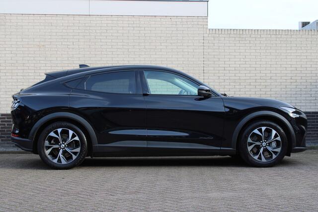Ford MUSTANG Mach-E RWD 75 kWh | Adaptieve cruise | B&O | Leder | Trekhaak | Actieweken 1 t/m 15 november!