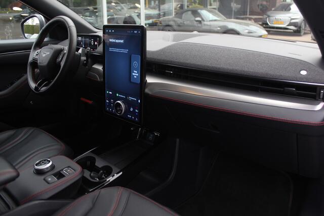 Ford MUSTANG Mach-E Extended AWD 98 kWh / SoH 94.1% / Trekhaak / Panoramadak / Camera / Leder / 19'' / B&O / Keyless / DAB / Dodehoek / ACC / Navigatie / Sfeerverlichting / Stoelverwarming
