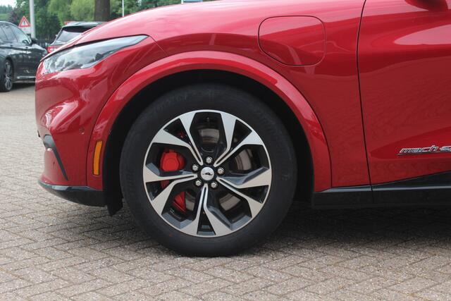Ford MUSTANG Mach-E Extended AWD 98 kWh / SoH 94.1% / Trekhaak / Panoramadak / Camera / Leder / 19'' / B&O / Keyless / DAB / Dodehoek / ACC / Navigatie / Sfeerverlichting / Stoelverwarming