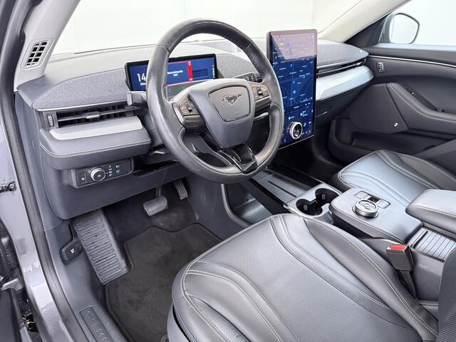 Ford MUSTANG Mach-E RWD 75kWh Leer (semi-)Autopilot PanoDak Trekhaak 360°Topview-Camera Adaptive-Cruise-Control Apple Carplay B&O®-Hifi 18" Elektr.A-Klep Connected-Services Ecc Stoel/Stuur-Verwarmd Park-Assist-PDC SOH 93% DAB Lane-Assist Keyless-go Autonomous Emergenc
