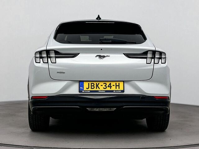 Ford MUSTANG Mach-E Extended AWD 98 kWh | SOH 97.8% | Panorama dak | Leder interieur | Elektrische achterklep | Stoelverwarming | Stuurwiel verwarmt | Achteruitrij Camera | Adaptive Cruise |