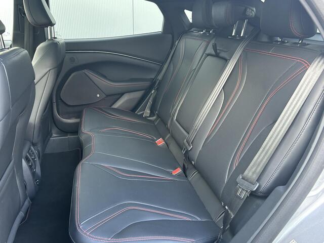 Ford MUSTANG Mach-E AWD 75 kWh / SOH 94,5 % / Navigatie / Panoramadak / Achterklep Elektrisch / Cruise Control Adaptief / Climate Control / Bang & Olufsen sound / Lederen bekleding