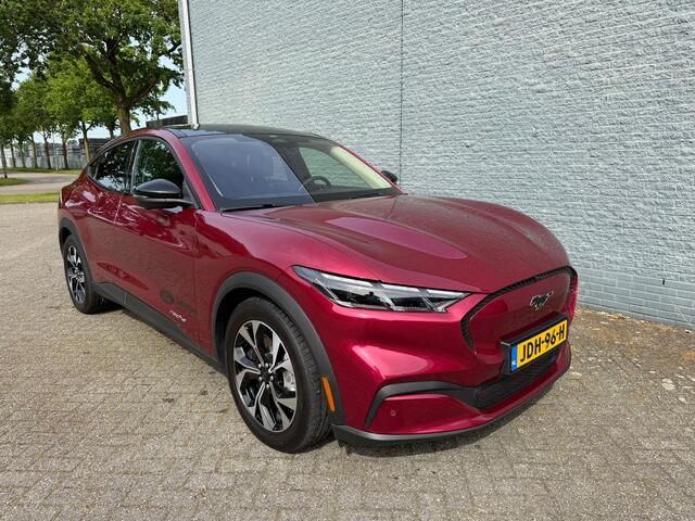 Ford MUSTANG Mach-E Standard RWD 73 kWh 269pk | Panoramadak | Technology Pack | Molten Magenta | Nieuw Model| Warmtepomp | Demo Voordeel