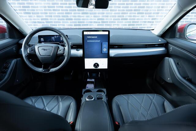 Ford MUSTANG Mach-E RWD 75 kWh | Trekhaak | Keyless Entry | Elektrische Achterklep | Bang Olufsen Audio | 360 Graden Camera | Parkeersensoren | Stoelverwarming | Cruise Control Adaptief | Navigatie | Apple Carplay | Android Auto