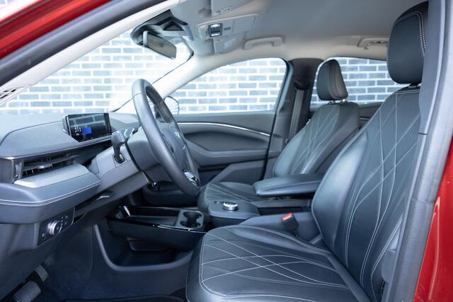Ford MUSTANG Mach-E RWD 75 kWh | Trekhaak | Keyless Entry | Elektrische Achterklep | Bang Olufsen Audio | 360 Graden Camera | Parkeersensoren | Stoelverwarming | Cruise Control Adaptief | Navigatie | Apple Carplay | Android Auto