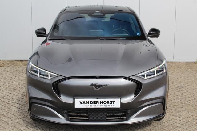 Ford MUSTANG Mach-E Premium AWD 75kWh/269pk vierwielaandrijving ! Fabrieksgarantie t/m 29-06-2029 ! Panoramadak, Winter pakket, B&O soundsystem, Camera, 19" LMV, Adaptieve Cruise Control, Metallic lak, Side assist, LED verlichting etc.