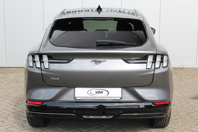 Ford MUSTANG Mach-E Premium AWD 75kWh/269pk vierwielaandrijving ! Fabrieksgarantie t/m 29-06-2029 ! Panoramadak, Winter pakket, B&O soundsystem, Camera, 19" LMV, Adaptieve Cruise Control, Metallic lak, Side assist, LED verlichting etc.