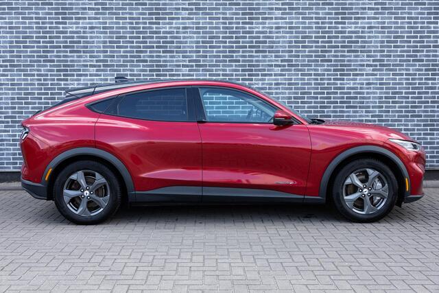 Ford MUSTANG Mach-E RWD 75 kWh | Trekhaak | Panoramadak | Keyless Entry | Elektrische Achterklep | Elektrisch Verstelbare Voorstoelen | Bang Olufsen Audio | 360 Graden Camera | Parkeersensoren | Stoelverwarming | Cruise Control Adaptief | Dodehoekdetectie | Navigatie