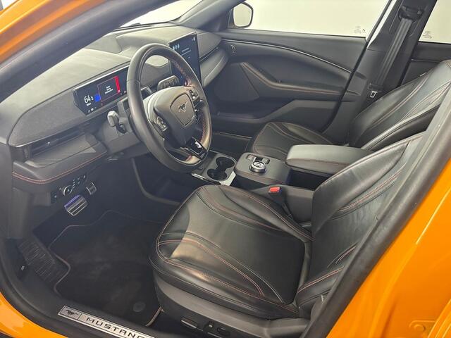 Ford MUSTANG Mach-E Extended Premium 98kWh | Cyber Orange | El. stoelen | LEDER | SOH 97,1%