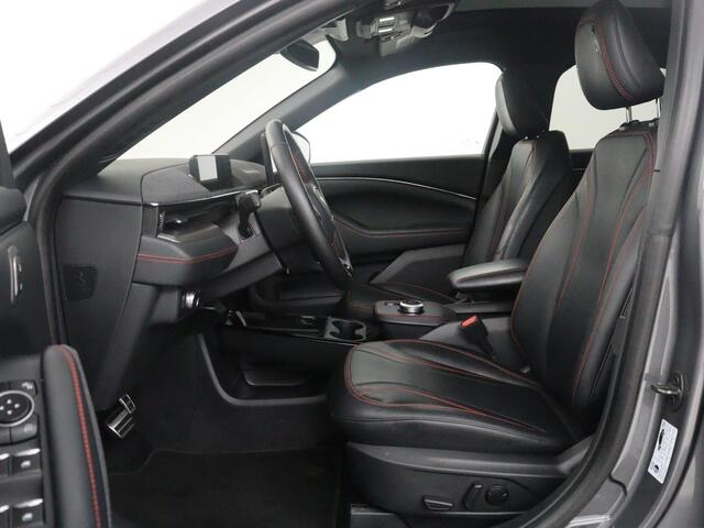 Ford MUSTANG Mach-E Extended First Edition AWD 98 kWh | SOH 92,4% | Leder | Panoramadak | Memory | Dodehoek detectie | Adaptive cruise | Stuur/stoelverwarming | 360 camera | Park assist | Elektrische achterklep