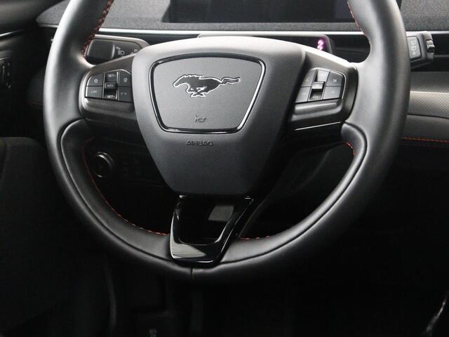 Ford MUSTANG Mach-E Extended First Edition AWD 98 kWh | SOH 92,4% | Leder | Panoramadak | Memory | Dodehoek detectie | Adaptive cruise | Stuur/stoelverwarming | 360 camera | Park assist | Elektrische achterklep