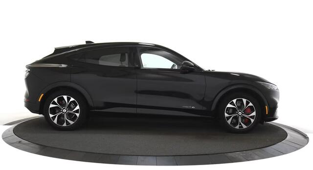 Ford MUSTANG Mach-E AWD 75 kWh Panoramadak / Trekhaak / SOH 95%