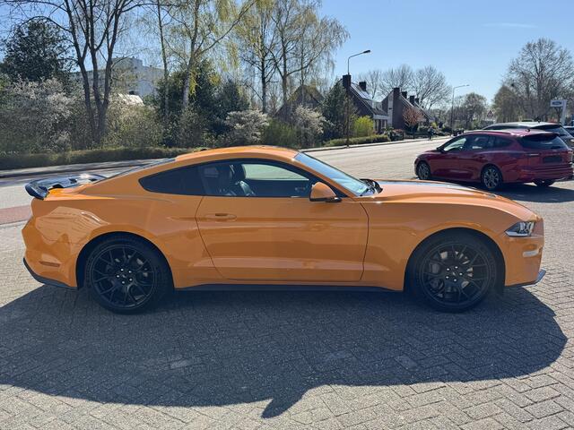 Ford MUSTANG Fastback 2.3 EcoBoost 289pk | Custom Pack Black | Lederen bekleding | Navigatie full map | Voorstoelen verwarmd en geventileerd | Audio installatie premium | Twister Orange – foto 2