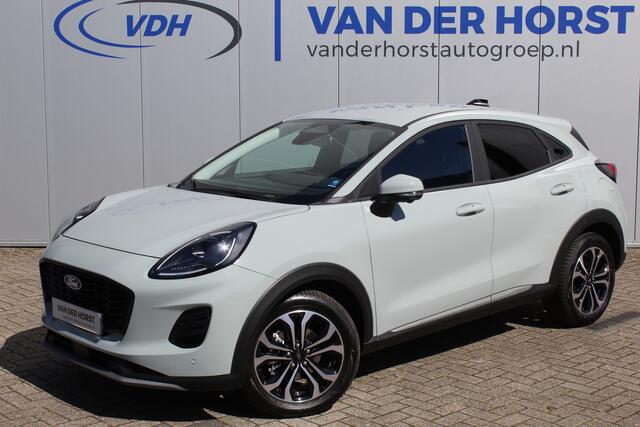 Ford PUMA 1.0-125pk EcoBoost Mild-Hybrid Titanium. Nieuw Model ! Van ¤ 35.920,- voor ¤ 27.880,-: ruim ¤. 8.000,- beneden nieuwprijs. Slechts 9.000km ! Fabrieksgarantie t/m 14-10-2028 ! Lane- en side assist, Navigatie, Telefoonvoorb., Stoel-, stuur- en voorraamverwa