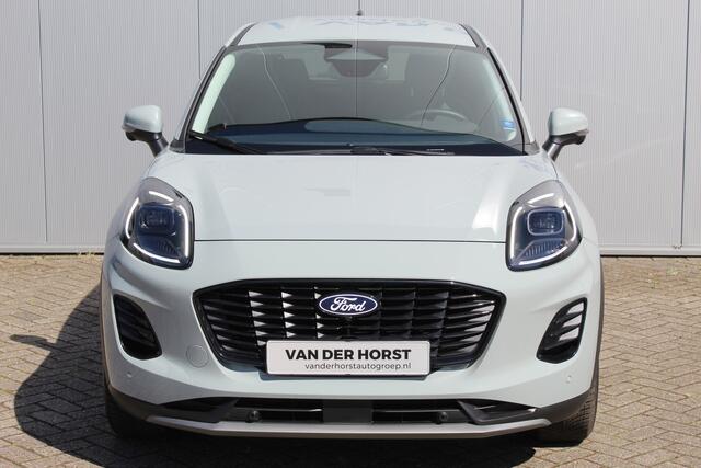 Ford PUMA 1.0-125pk EcoBoost Mild-Hybrid Titanium. Nieuw Model ! Van ¤ 35.920,- voor ¤ 27.880,-: ruim ¤. 8.000,- beneden nieuwprijs. Slechts 9.000km ! Fabrieksgarantie t/m 14-10-2028 ! Lane- en side assist, Navigatie, Telefoonvoorb., Stoel-, stuur- en voorraamverwa