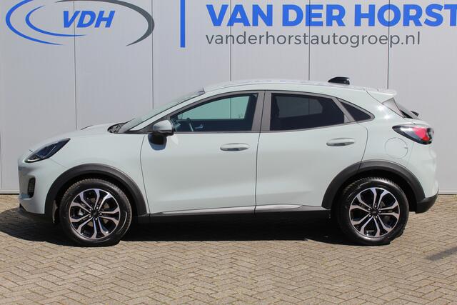 Ford PUMA 1.0-125pk EcoBoost Mild-Hybrid Titanium. Nieuw Model ! Van ¤ 35.920,- voor ¤ 27.880,-: ruim ¤. 8.000,- beneden nieuwprijs. Slechts 9.000km ! Fabrieksgarantie t/m 14-10-2028 ! Lane- en side assist, Navigatie, Telefoonvoorb., Stoel-, stuur- en voorraamverwa