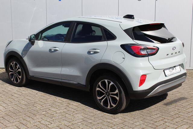Ford PUMA 1.0-125pk EcoBoost Mild-Hybrid Titanium. Nieuw Model ! Van ¤ 35.920,- voor ¤ 27.880,-: ruim ¤. 8.000,- beneden nieuwprijs. Slechts 9.000km ! Fabrieksgarantie t/m 14-10-2028 ! Lane- en side assist, Navigatie, Telefoonvoorb., Stoel-, stuur- en voorraamverwa