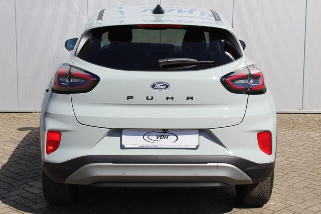 Ford PUMA 1.0-125pk EcoBoost Mild-Hybrid Titanium. Nieuw Model ! Van ¤ 35.920,- voor ¤ 27.880,-: ruim ¤. 8.000,- beneden nieuwprijs. Slechts 9.000km ! Fabrieksgarantie t/m 14-10-2028 ! Lane- en side assist, Navigatie, Telefoonvoorb., Stoel-, stuur- en voorraamverwa