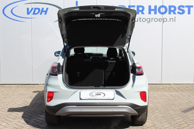 Ford PUMA 1.0-125pk EcoBoost Mild-Hybrid Titanium. Nieuw Model ! Van ¤ 35.920,- voor ¤ 27.880,-: ruim ¤. 8.000,- beneden nieuwprijs. Slechts 9.000km ! Fabrieksgarantie t/m 14-10-2028 ! Lane- en side assist, Navigatie, Telefoonvoorb., Stoel-, stuur- en voorraamverwa