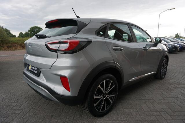 Ford PUMA 1.0 EcoBoost Hybrid Titanium AUTOMAAT LUXE! DEC. 2021 APPLE CARPLAY - ANDROID - CAMERA - PDC V+A - LED - STOELVERWARMING - STUURVERWARMING - VOORRUITVERWARMING - PARKEERHULP - DAB+ - 17 INCH LMV - NAVI - RIJSTROOKSENSOR