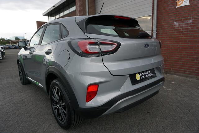 Ford PUMA 1.0 EcoBoost Hybrid Titanium AUTOMAAT LUXE! DEC. 2021 APPLE CARPLAY - ANDROID - CAMERA - PDC V+A - LED - STOELVERWARMING - STUURVERWARMING - VOORRUITVERWARMING - PARKEERHULP - DAB+ - 17 INCH LMV - NAVI - RIJSTROOKSENSOR