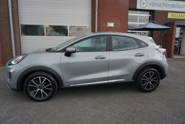 Ford PUMA 1.0 EcoBoost Hybrid Titanium AUTOMAAT LUXE! DEC. 2021 APPLE CARPLAY - ANDROID - CAMERA - PDC V+A - LED - STOELVERWARMING - STUURVERWARMING - VOORRUITVERWARMING - PARKEERHULP - DAB+ - 17 INCH LMV - NAVI - RIJSTROOKSENSOR