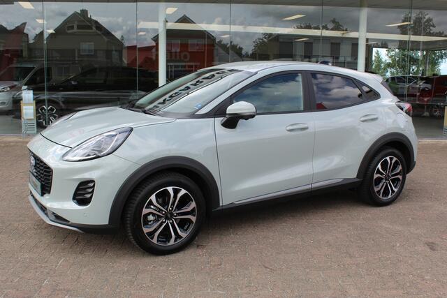 Ford PUMA 1.0-125pk EcoBoost Mild-Hybrid Titanium. Nieuw Model ! Van ¤. 35.920,- voor ¤. 29.950,- Slechts 3.150km ! Fabrieksgarantie t/m 30-01-2029 ! Lane- en side assist, Camera, Navigatie, Telefoonvoorb., Stoel-, stuur- en voorraamverwarming, LED verlichting etc.