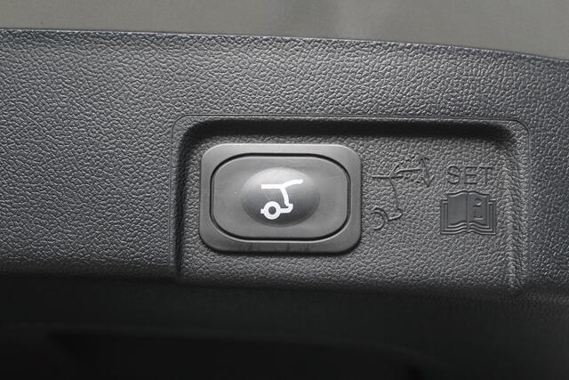 Ford PUMA 1.0-125pk EcoBoost Mild-Hybrid ST-Line, two-tone. Alwéér een prachtige hoogzitter met slechts 8.300km ! Autm. airco, camera 360gr., LM wln, side- en lane assist, adaptieve cruise cntrl, navigatie, telefoonvoorb., stoel-, stuur- en voorraamverw. etc.