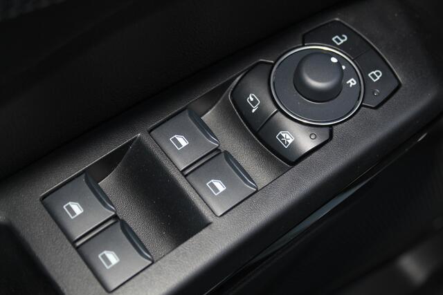 Ford PUMA 1.0-125pk EcoBoost Mild-Hybrid Titanium. Fabrieksgarantie t/m 23-03-2029 ! Werkelijk in nieuwstaat maar wel ruim ¤. 6.000,- beneden de nieuwprijs ! Autm. airco, stoel-, stuur- en voorraamverw., adapt. cruise cntrl, side- en lane assist, navigatie, telefoo