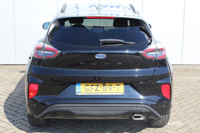 Ford PUMA 1.0-125pk EcoBoost Hybrid ST-Line X Two tone. AUTOMAAT ! Gun uzelf het plezier en comfort van een automaat ! Ca. €. 10.000,- beneden de nieuwprijs ! Volautm. airco, navigatie, telefoonvoorb., cruise control, lane assist, B&O soundsystem, LED verlichting, camera, parkeersensoren v+a etc.