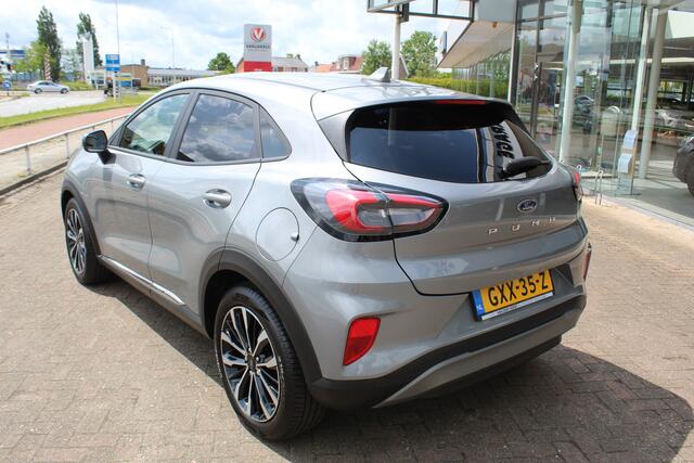 Ford PUMA 1.0-125pk EcoBoost Mild-Hybrid Titanium X. Garantie t/m 07-03-2028 ! Slechts 7.400km ! Cruise cntrl, climate cntrl, stoel-, stuur- en voorraamverw., draadloos opladen telefoon, trekhaak afneembaar, navigatie, telefoonvoorb., LM wielen, B&O soundsyst., digitaal dashboard etc.