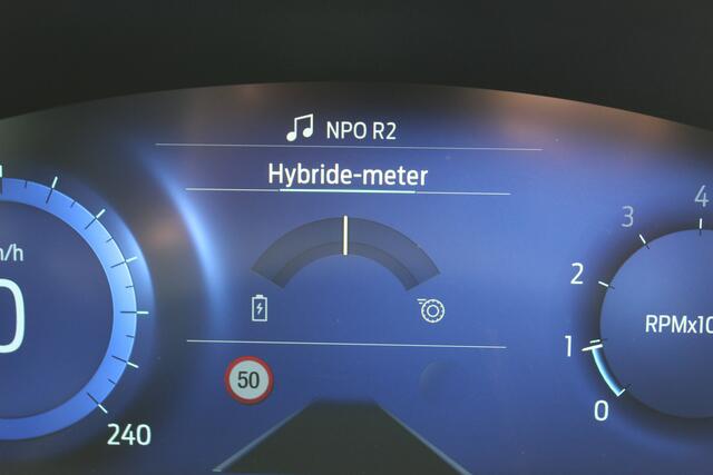 Ford PUMA 1.0-125pk EcoBoost Mild-Hybrid Titanium X. Garantie t/m 07-03-2028 ! Slechts 7.400km ! Cruise cntrl, climate cntrl, stoel-, stuur- en voorraamverw., draadloos opladen telefoon, trekhaak afneembaar, navigatie, telefoonvoorb., LM wielen, B&O soundsyst., digitaal dashboard etc.
