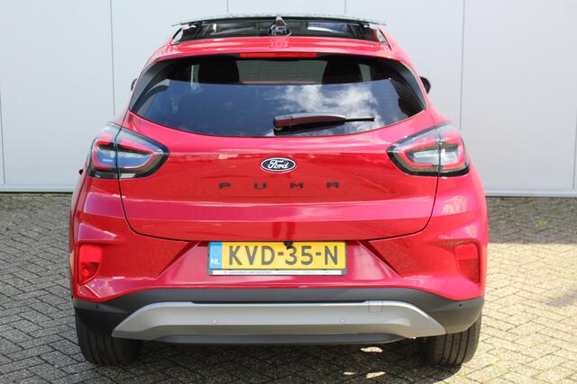 Ford PUMA 1.0-125pk EcoBoost Mild-Hybrid Titanium. Fabr. garantie t/m 21-09-2029 ! Elektr. pano-dak, stoel-, stuur- en voorraamverw., 360gr. camera, adaptieve cruise cntrl, side- en lane assist, parkeersensoren v+a, metallic lak, LM wielen.