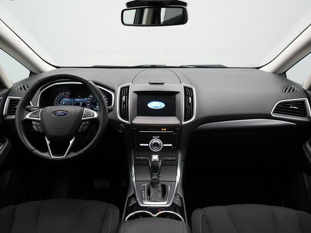 Ford S-MAX 2.0 Titanium Automaat 7-Persoons | Trekhaak Afneembaar Panodak | Navigatie | Carplay | Sfeerverlichting | DAB | Camera | Cruise Control | Elektrische Achterklep |