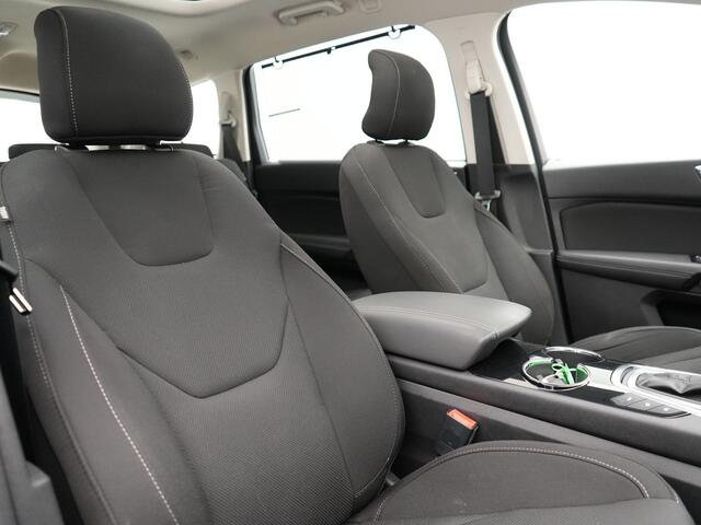 Ford S-MAX 2.0 Titanium Automaat 7-Persoons | Trekhaak Afneembaar Panodak | Navigatie | Carplay | Sfeerverlichting | DAB | Camera | Cruise Control | Elektrische Achterklep |