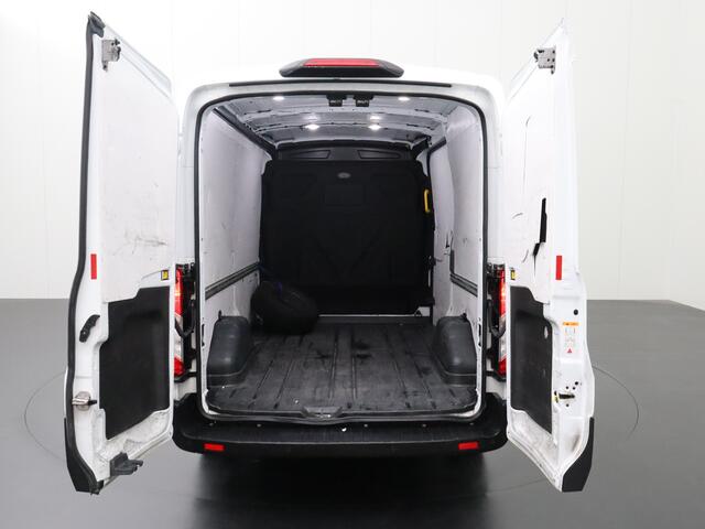 Ford TRANSIT 2.0TDCI 130PK L2H2 | Airco | Cruise | 3-Persoons | Betimmering