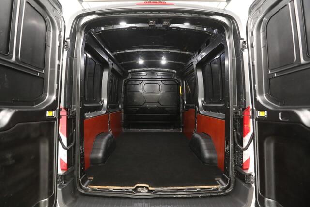 Ford TRANSIT 330 2.0 TDCI L2H2 Trend 170PK 2800KG Trekgew. Trekhaak Airco Camera Cruise Imperiaal PDC 3 Persoons