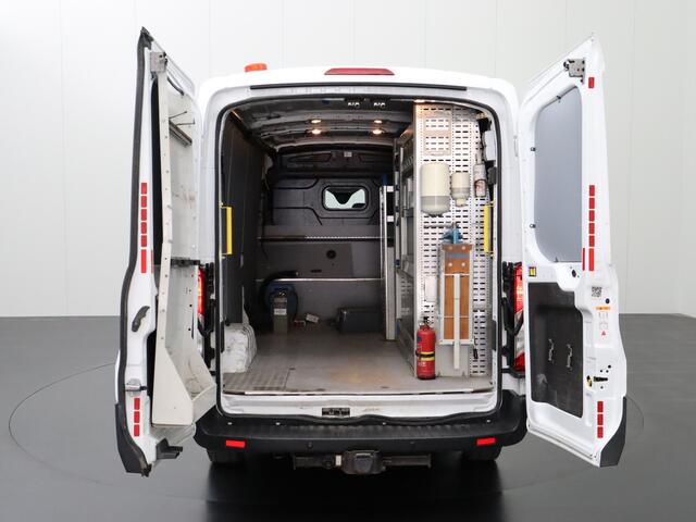 Ford TRANSIT 2.0TDCI 130PK L3H2 Werkplaats | 2800Kg Trekhaak | Camera | Airco | Cruise | 3-Persoons