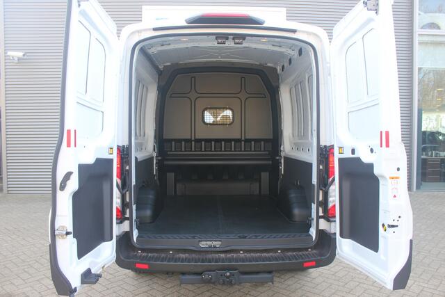 Ford TRANSIT 350 2.0 TDCI 165pk L3H2 Dubbel Cabine Trend 6 zits - Carplay - Trekhaak - Camera - 2800kg Trekgewicht - Rijklaar