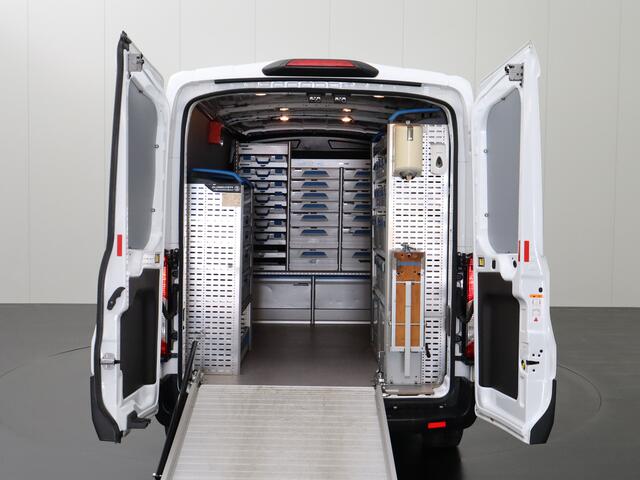 Ford TRANSIT 2.0TDCI 130PK L3H2 Werkplaats-Kastinrichting | Oprijplaat | Navigatie | Airco | 3-Persoons