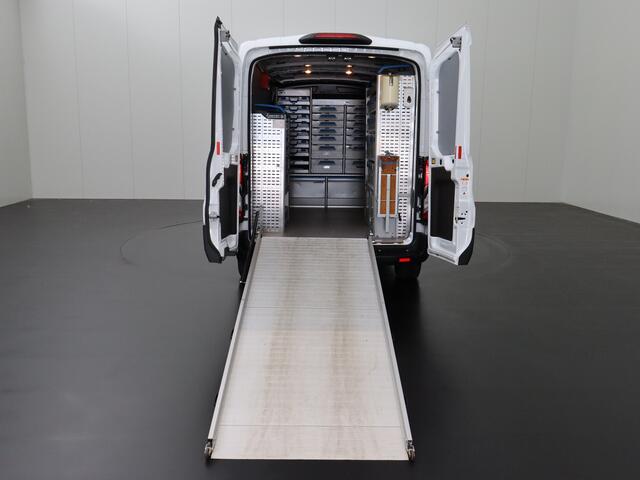 Ford TRANSIT 2.0TDCI 130PK L3H2 Werkplaats-Kastinrichting | Oprijplaat | Navigatie | Airco | 3-Persoons