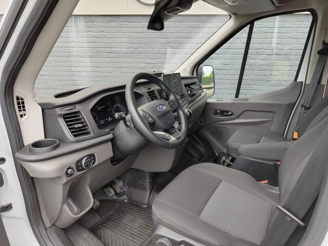 Ford TRANSIT 2.0TDCI 130pk 350 L4H3 Navi Camera Pdc Apple Carplay Android WiFi Airco Cruise Control Voorruit-Verwarmd Regensensor DAB Schuifdeur Betonplex Vloer Wandbetimmering Roll Stability Control Led Spoorwisselassist Euro 6 Zeer Compleet!