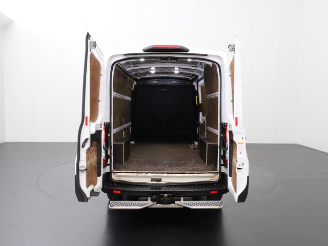 Ford TRANSIT 2.0TDCI 130PK L3H2 RWD | Navigatie | Airco | Cruise | Trekhaak | Betimmering | 3-Persoons