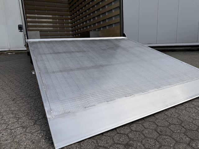 Ford TRANSIT 350 2.0 TDCI L4H1 Trend Bakwagen | Uit voorraad leverbaar | Karhof Gesloten bak + Overloopklep Kenteken 2024 | Bluetooth | Cruise Control | Voorruitverwarming | Laadvermogen 1200KG + |