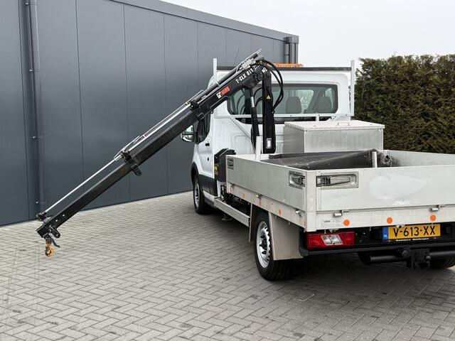 Ford TRANSIT 2.0 TDCI EURO 6 / PICK UP / HIAB KRAAN T-CLX 013 / 2.7 TONS TREKHAAK / 34.988 KM! / 1e EIG. / 3-ZITS / AIRCO / ZEER NETJES