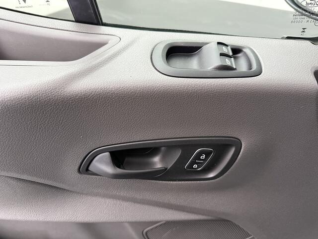 Ford TRANSIT 130PK L3H2 | Navigatie | Camera | Airco | Cruise | Trekhaak | Betimmering | 3-Zits